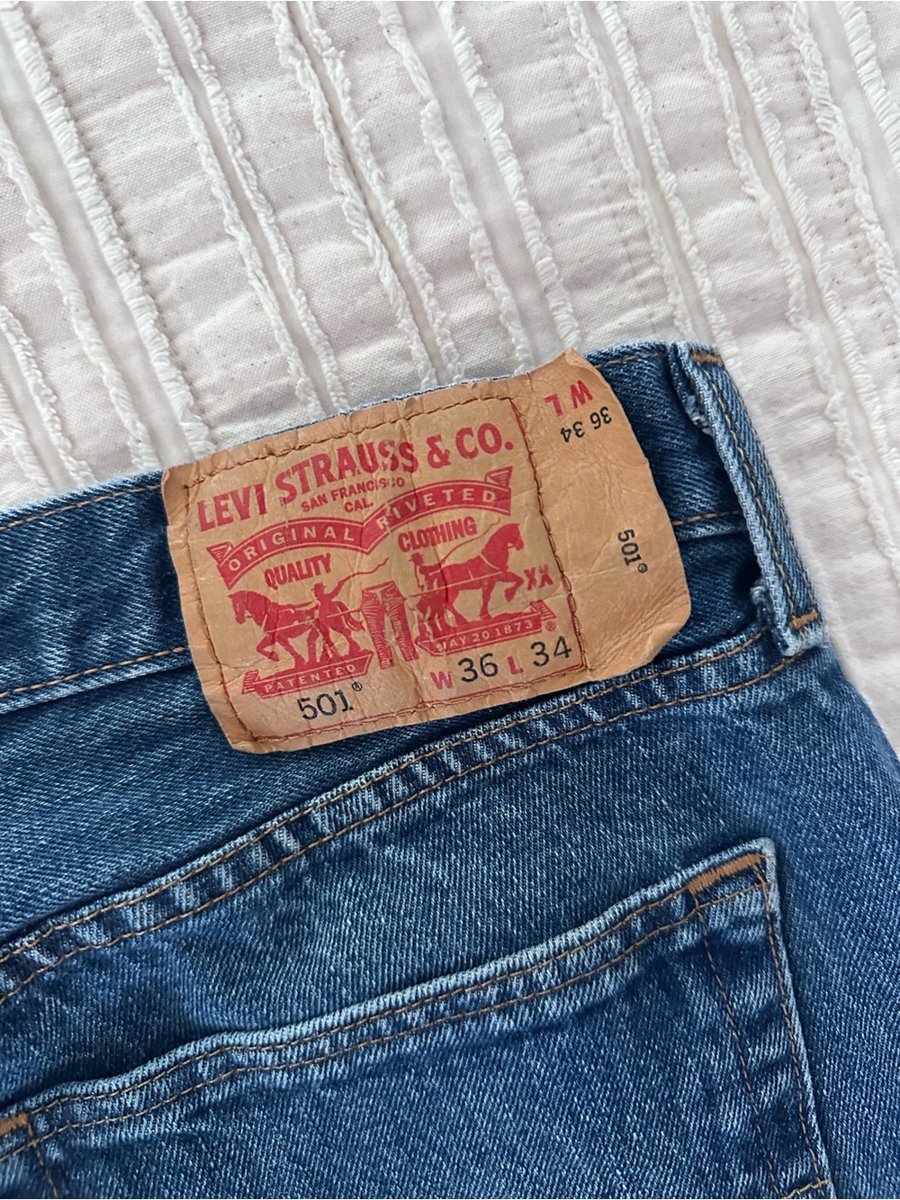 Vintage Levi’s 501 Jeans W36 L34 Medium Wash Button Fly